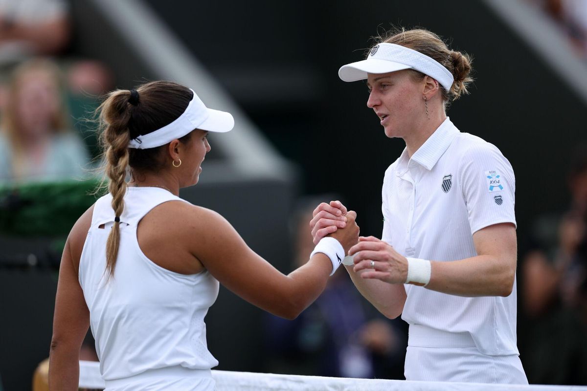 Wimbledon (United Kingdom), 07/07/2025.- Liudmila Samsonova of Russia greets Jessica Bouzas Maneiro of Spain (L) after winning their Women's Singles Round of 16 match at the Wimbledon Championships, Wimbledon, Britain, 07 July 2025. (Tenis, Rusia, España, Reino Unido) EFE/EPA/ADAM VAUGHAN EDITORIAL USE ONLY. EDITORIAL USE ONLY