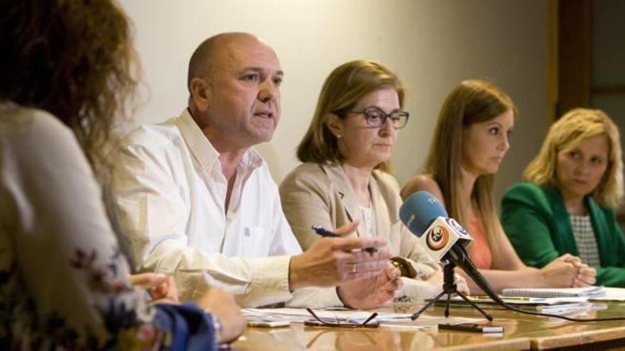 El diputado Evarist Aznar, junto a Mercedes Pastor, Elisa Díaz y Mª Carmen Contelles, en Ontinyent.