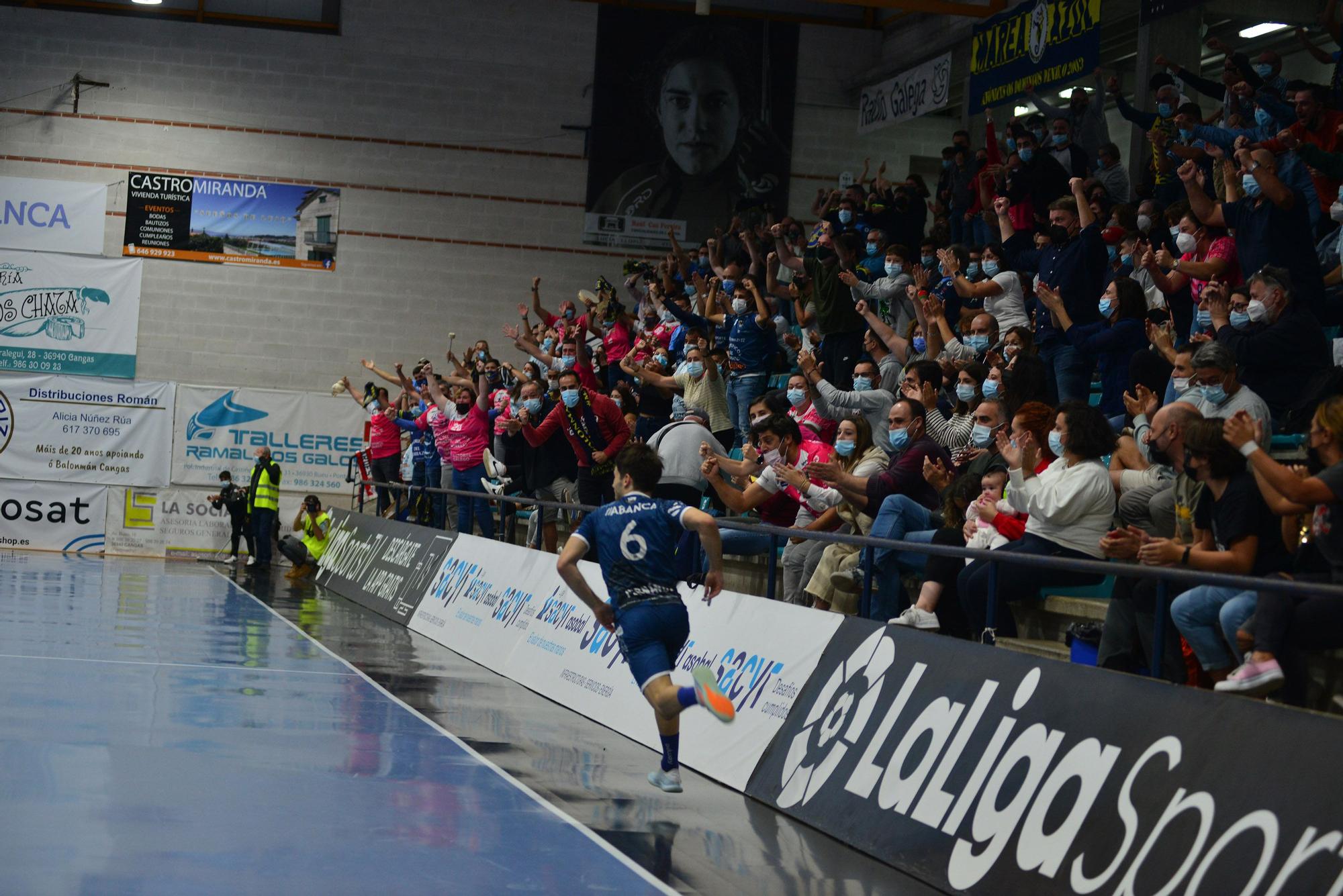 Dani Fernández celebra uno de sus goles con la grada de O Gatañal.