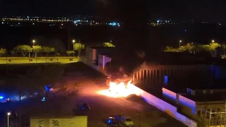 Un hombre sale vivo del brutal incendio de la furgoneta en la que vivía