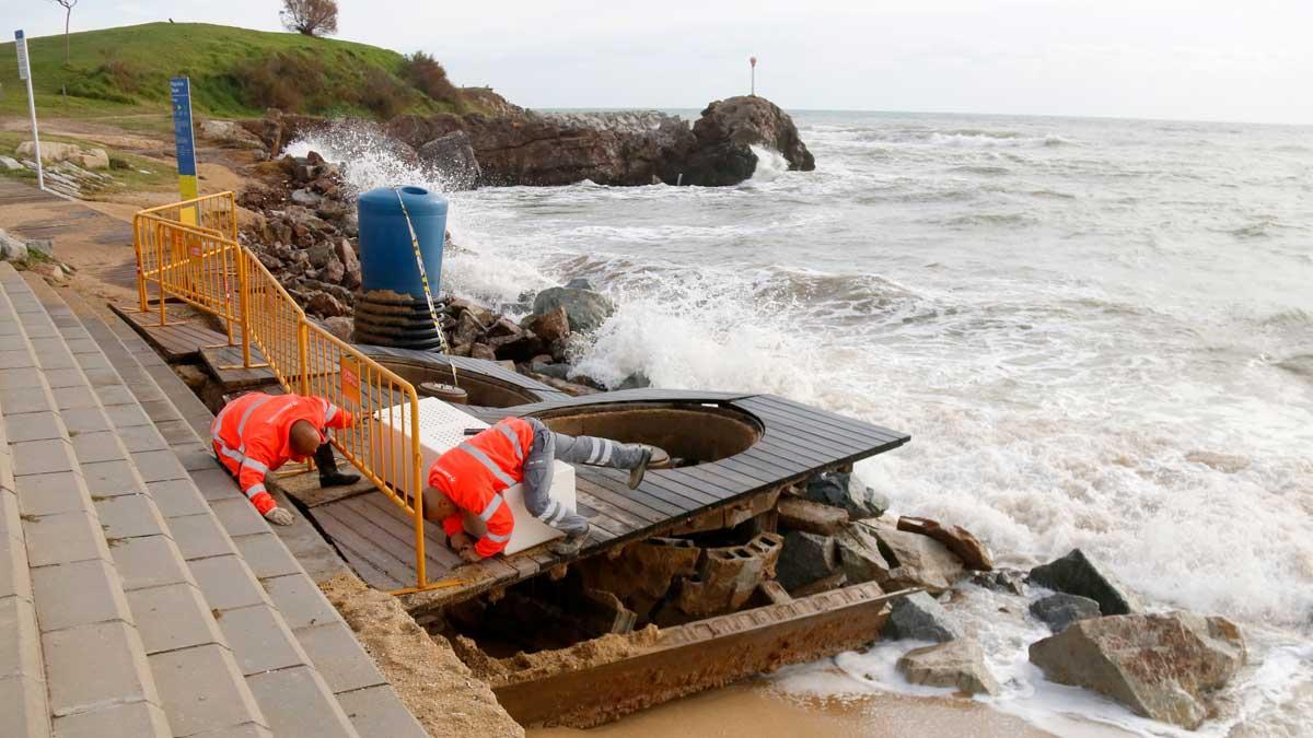 La playa de Montgat, muy afectada por el fuerte temporal de lluvia