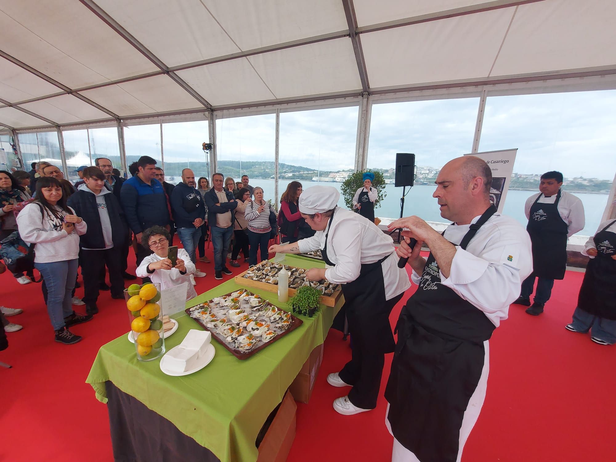 En imágenes: El festival gastronómico "Somos la ostra" llena Castropol