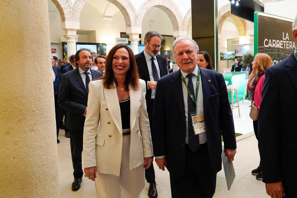 La consejera Rocío Díaz en el congreso acompañada por el presidente de la Asociación Española de la Carretera, Juan Francisco Lazcano.