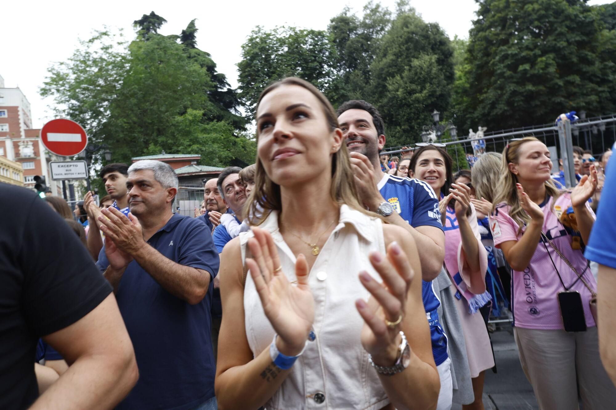 Locura azul en las calles de Oviedo para celebrar el ascenso del equipo a Primera División