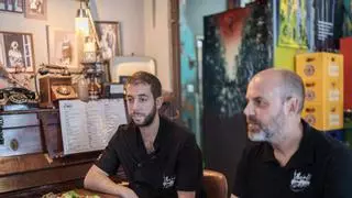 El bar-museo Berlín 1989 de Mérida: máquinas de coser, huevos japos y la visita de Robe Iniesta