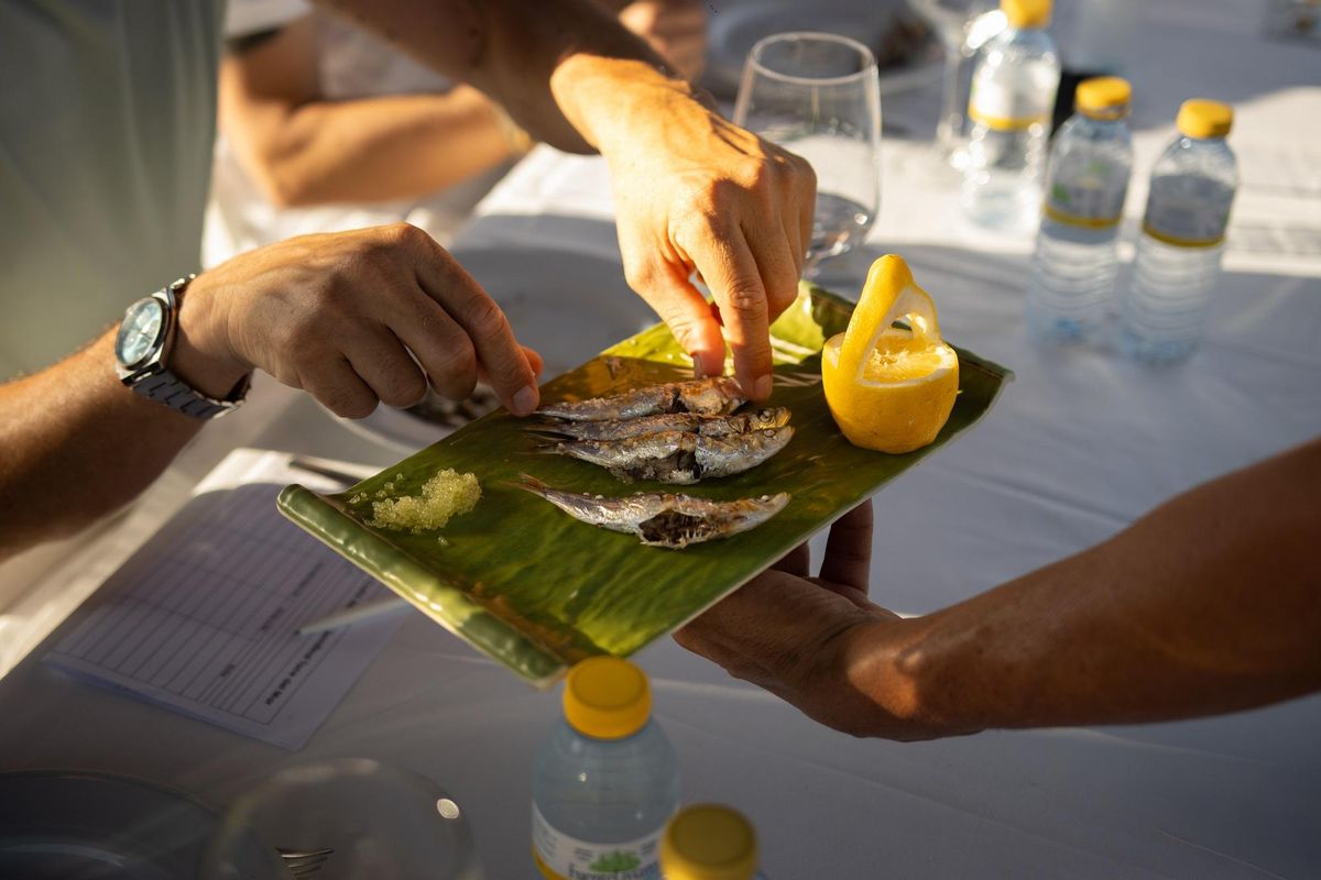 Los participantes debían espetar sardinas en una primera presentación.