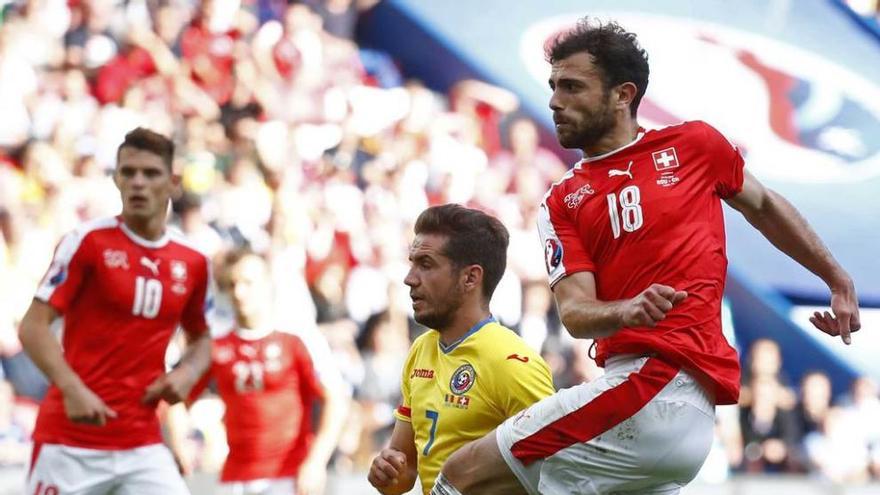 Mehmedi conecta la volea que valió el empate a Suiza.