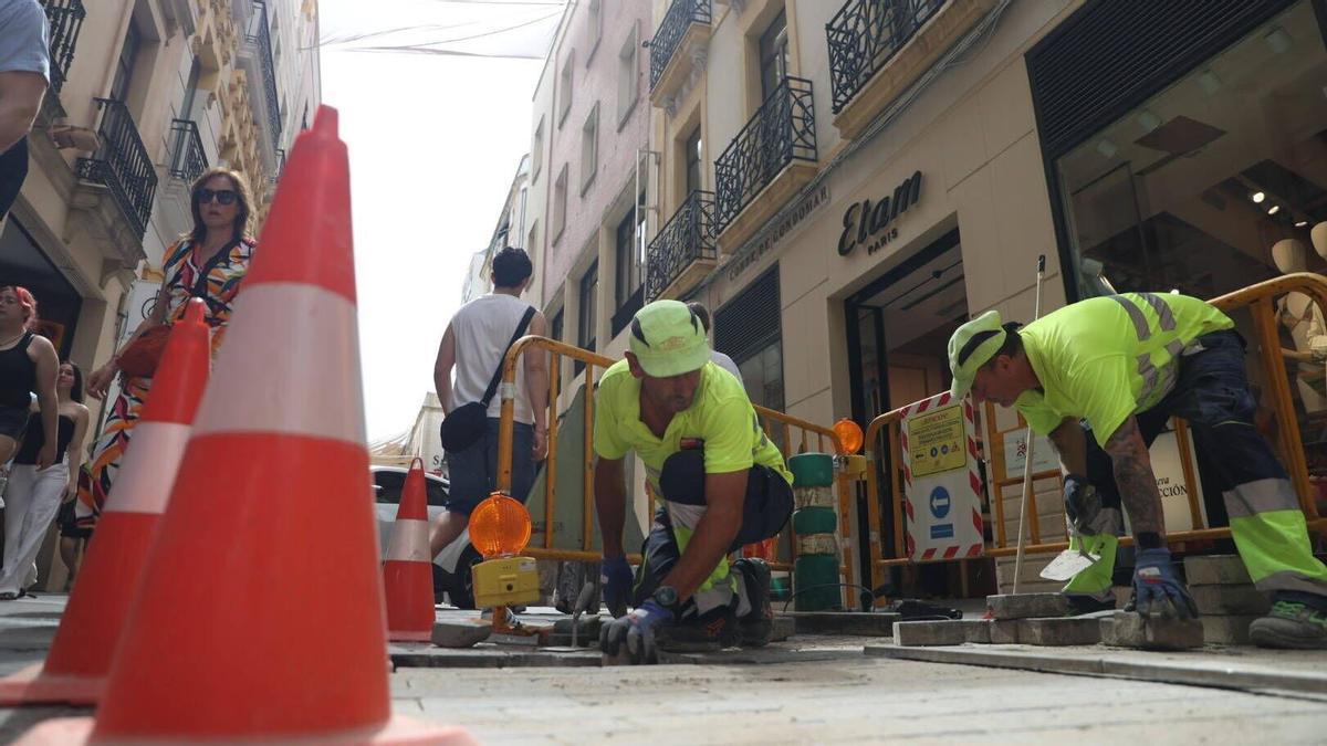 Trabajadores en las obras de reforma de una calle.