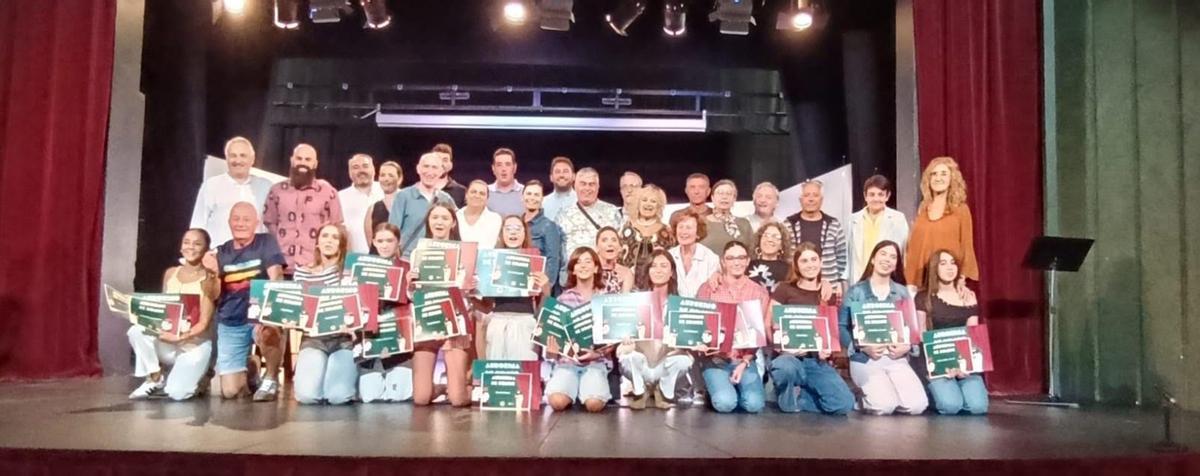 Foto de familia de todos los nominados a los premios y de los actores menores de edad. | M. VELASCO