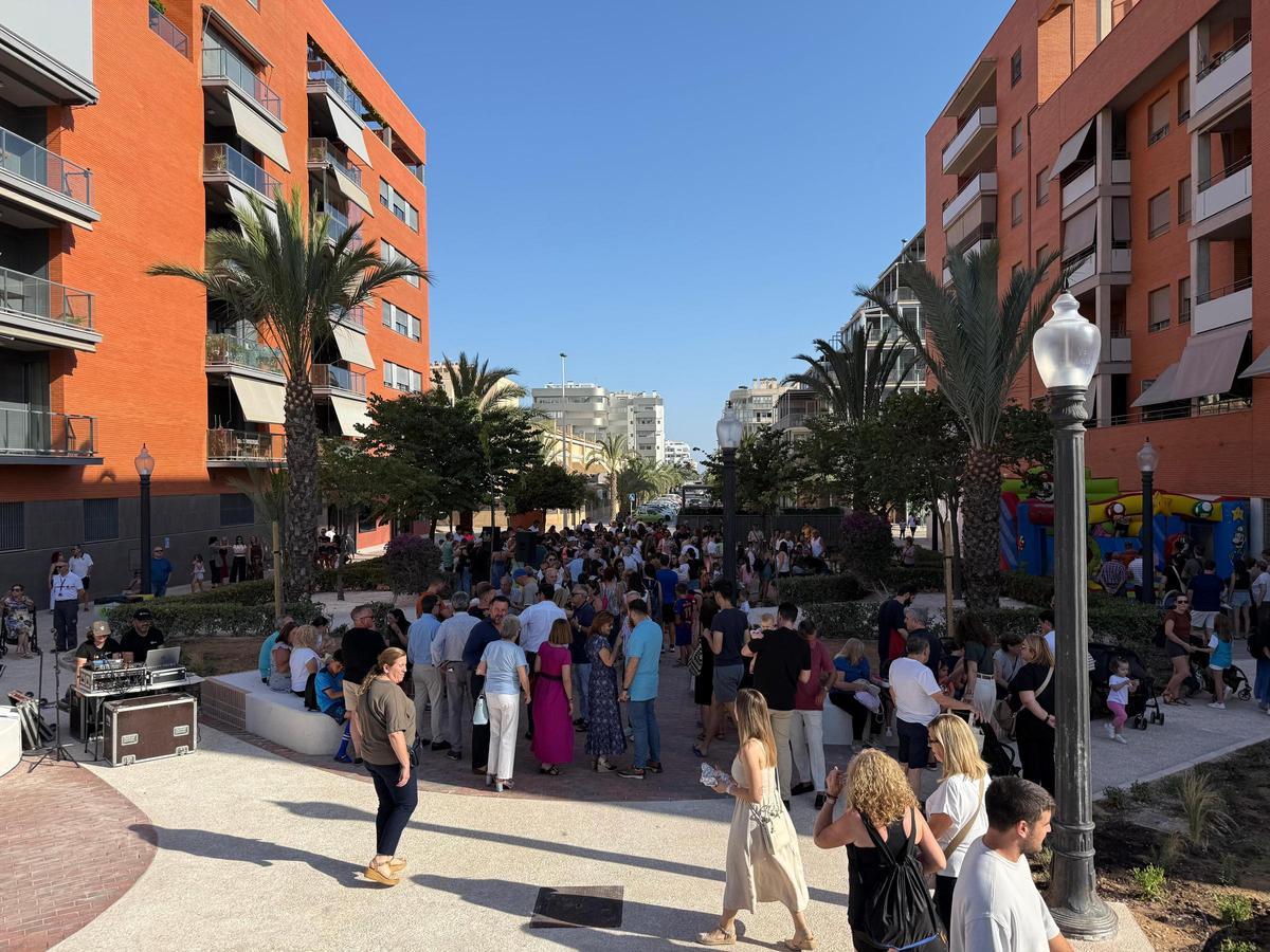 Los más pequeños disfrutaron de un hinchable durante la inauguración de la nueva pasarela de Altabix