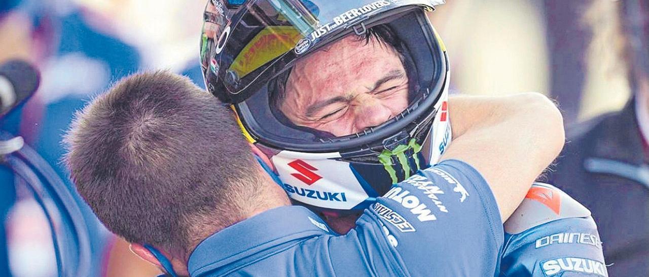 Joan Mir abraza a Tomàs Comas tras acabar la carrera.