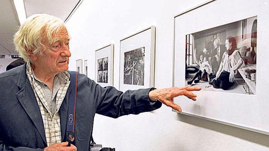 Marc Riboud, frente a una de sus imágenes, en 2009. // Martin Schutt