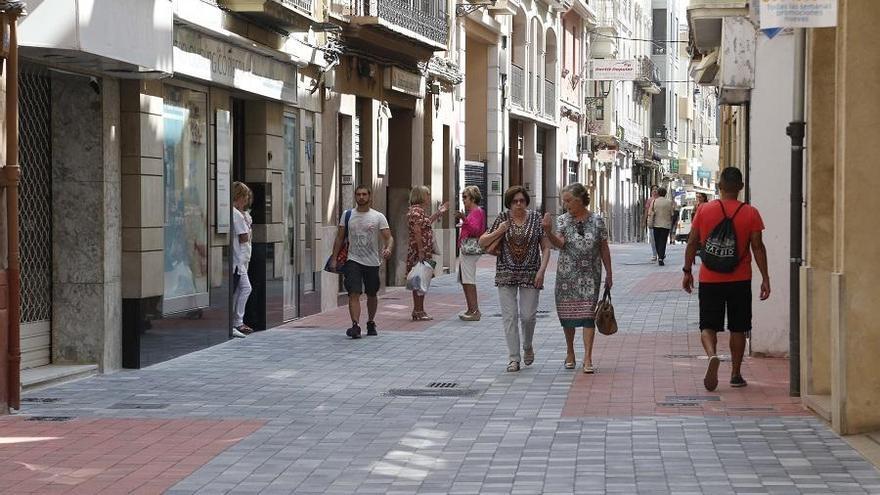 Los peatones, ayer, por el centro de Hort dels Frares tras su reapertura al público tras las obras.  vicent m. pastor