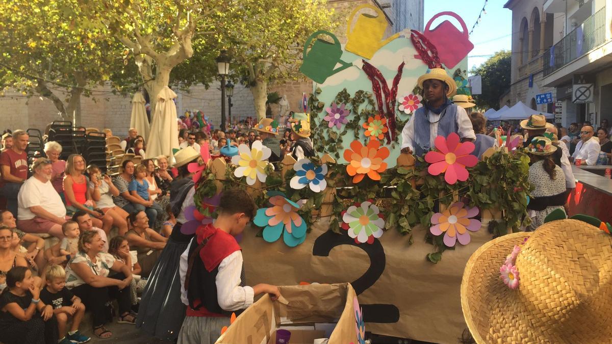 FOTOS | Binissalem asiste al desfile de más de setenta carrozas vinícolas