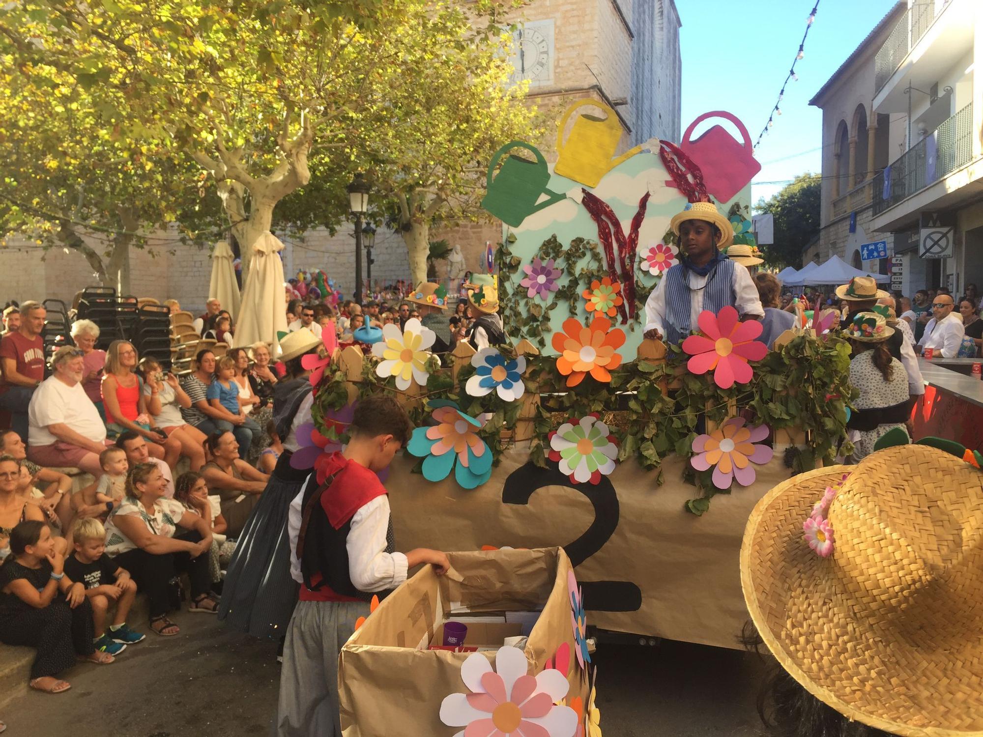 FOTOS | Binissalem asiste al desfile de más de setenta carrozas vinícolas