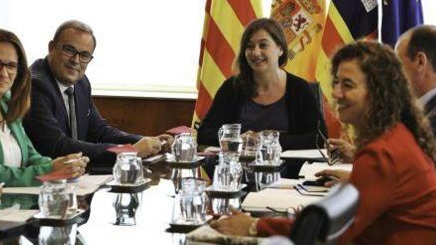 Francina Armengol y Vicent Torres, en una reunión en el Consell de Ibiza.