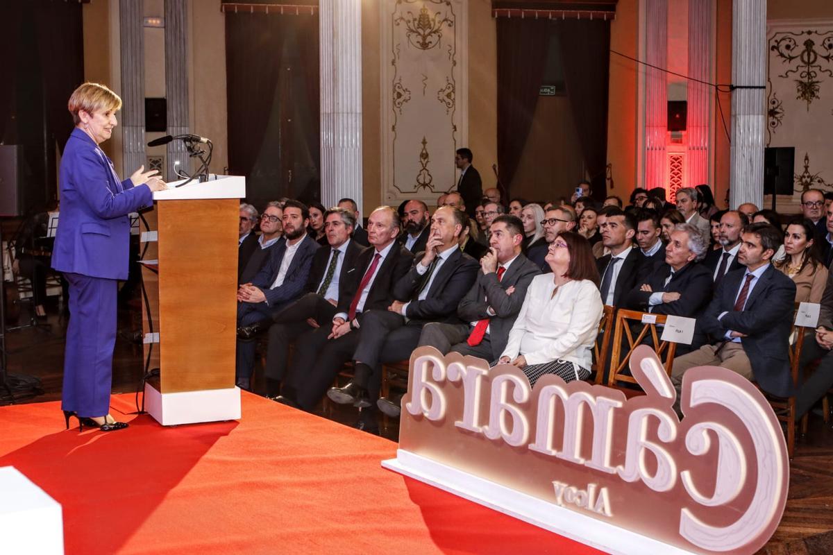 La consellera Marián Cano dirigiéndose a los asistentes a la gala.