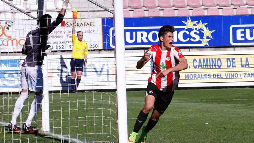 Cristian celebra un tanto invalidado por fuera de juego con el Zamora C. F.