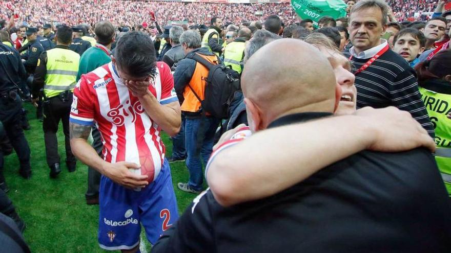 Luis Hernández llora emocionado y se lleva el balón, mientras Abelardo abraza a Halilovic.