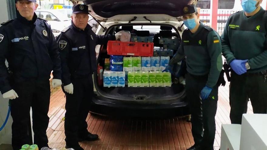 Guardia Civil y Policía Local de Monesterio donan alimentos perecederos a Cruz Roja