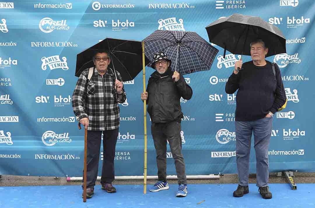 Santa Faz 2022: Numerosos participantes en la romería se fotografían en el photocall de Información