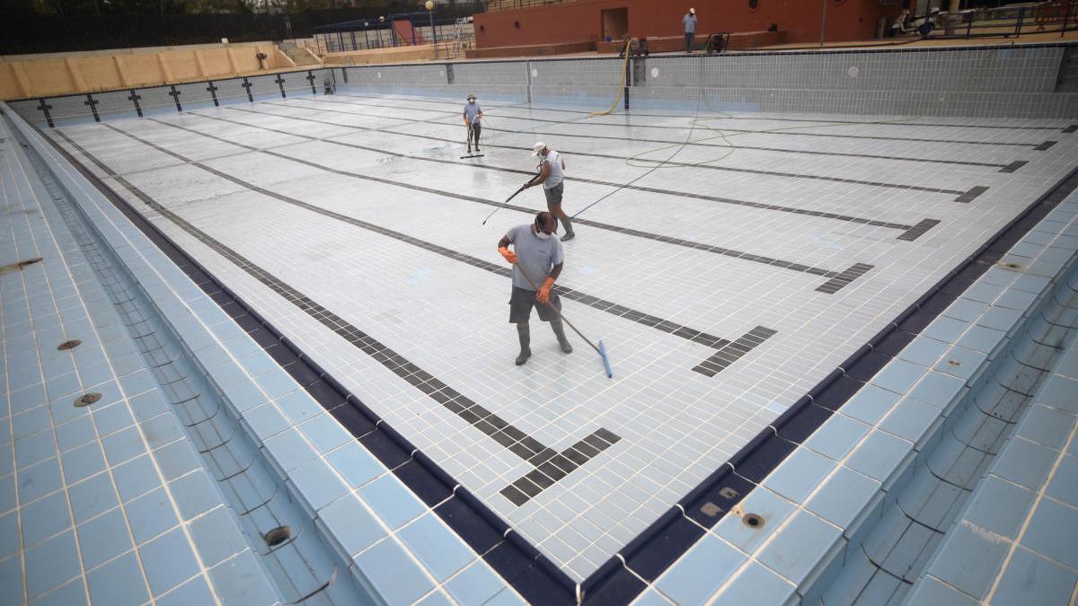 Limpieza en la piscina Murcia Parque