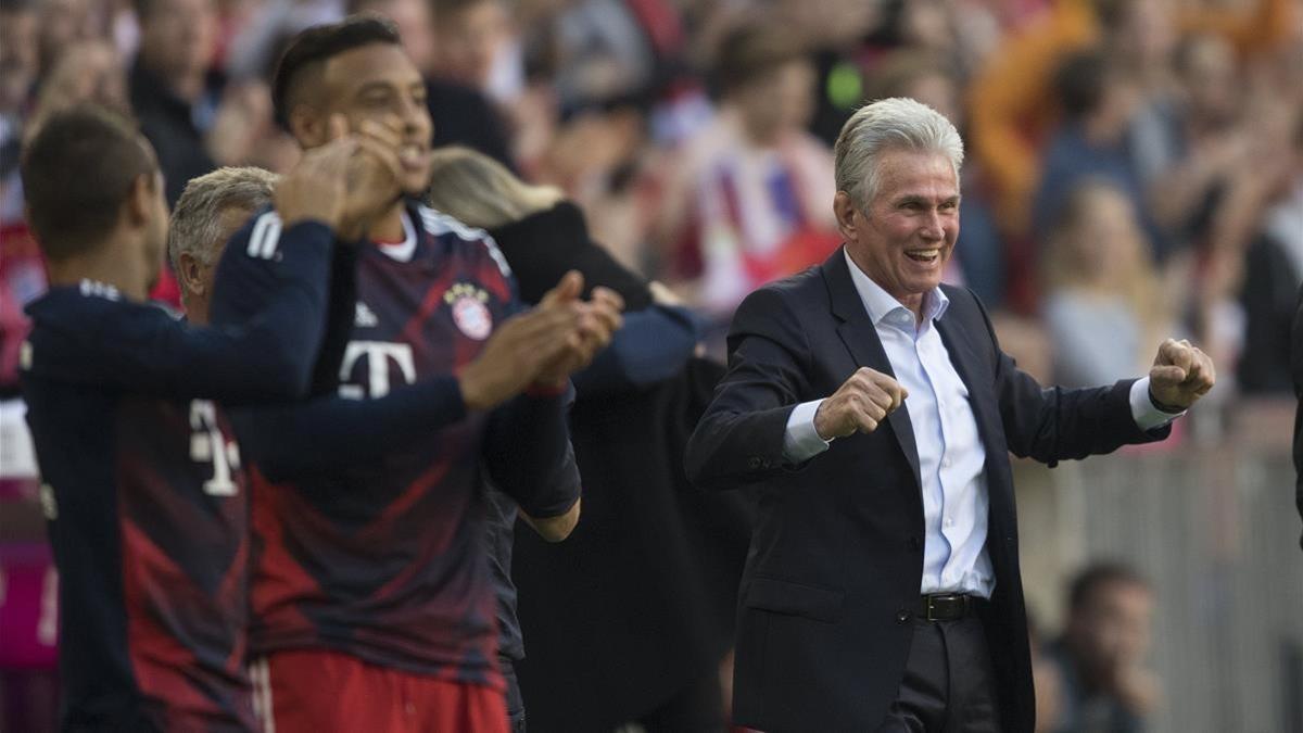 Jupp Heynckes celebra el segundo de los cinco goles del Bayern.