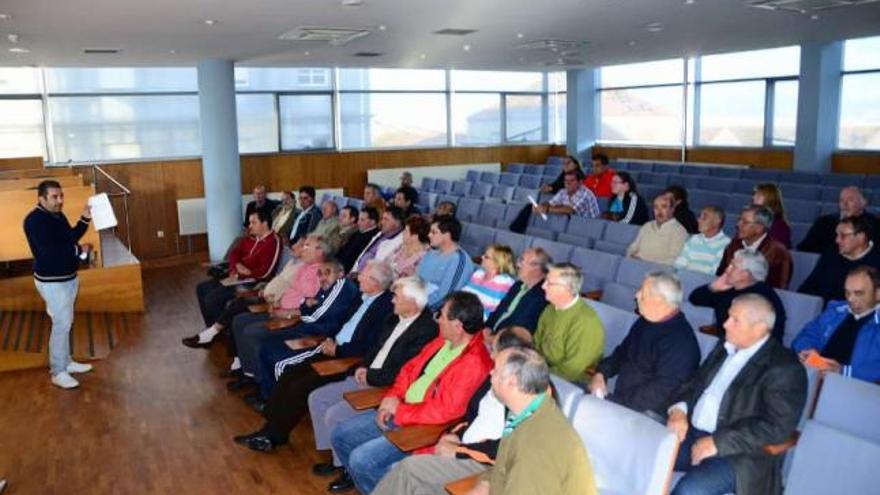 Reunión ayer de las comisiones de fiestas de O Morrazo en el Concello de Cangas.  // Gonzalo Núñez