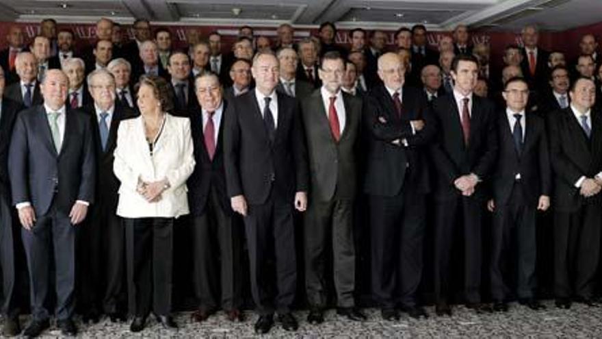 Mariano Rajoy, acompañado por Alberto Fabra y Rita Barberá, posa para la foto de familia con la cúpula de la Asociación Valenciana de Empresarios (AVE)