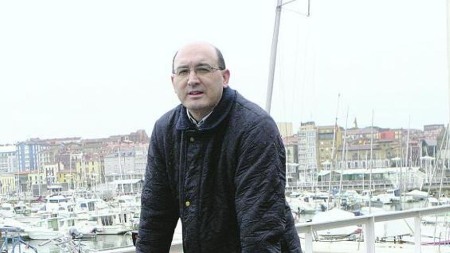 Benjamín González Miranda, en bicicleta por Fomento.