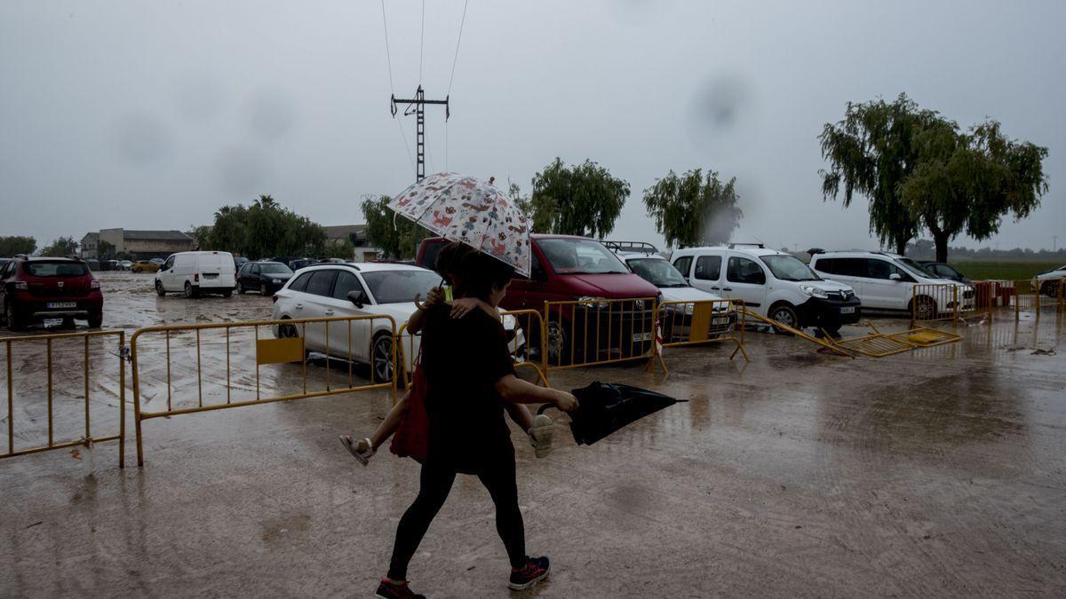 La lluvia obligó a suspender la feria de la siega del arroz de Catarroja el pasado domingo FERNANDO BUSTAMANTE