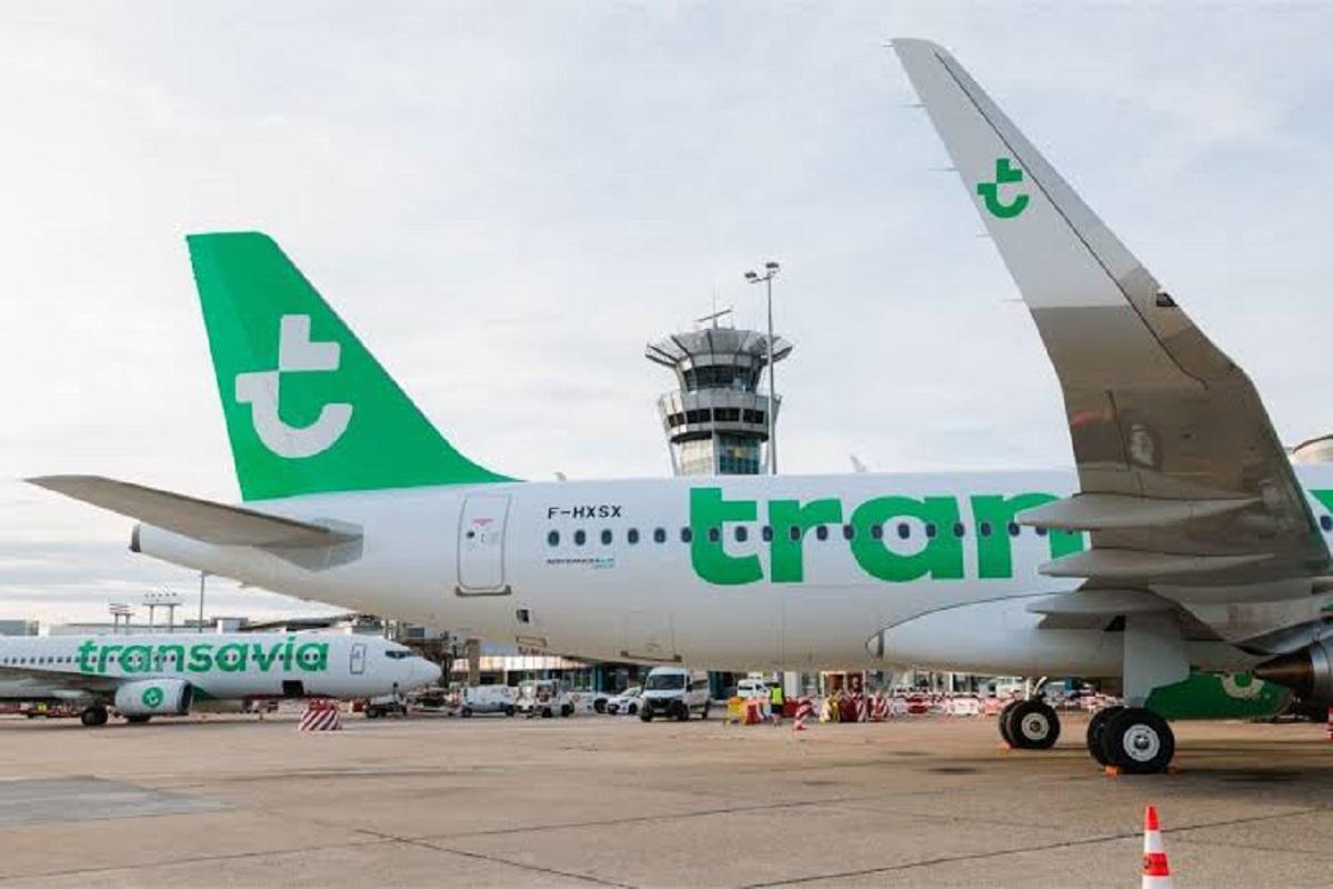Un avión de la aerolínea de bajo coste Transavia, que ha activado una campaña especial para volar a París este mes de julio de 2026..
