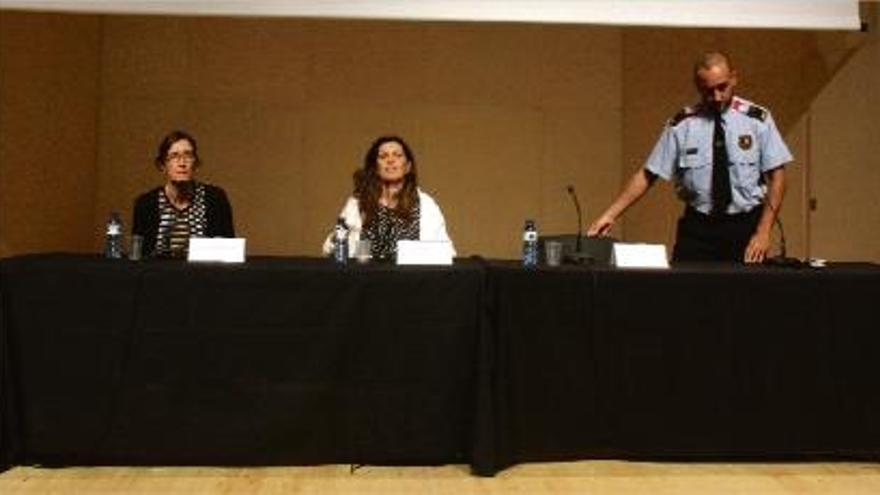 L&#039;inspector dels Mossos, Antoni Rodríguez, dret, Patricia Fernández i Gemma Fernández, d&#039;esquerra a dreta.