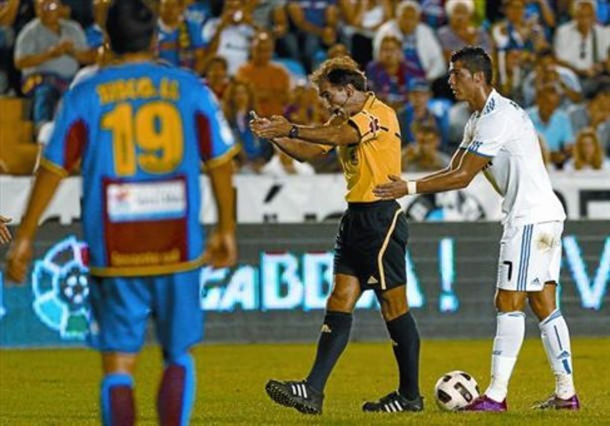 Cristiano Ronaldo agafa l’àrbitre Delgado Ferreiro abans de xutar una falta, ahir al Ciutat de València. Cristiano Ronaldo agafa l’àrbitre Delgado Ferreiro abans de xutar una falta, ahir al Ciutat de València.