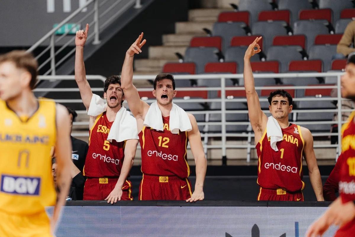 Jugadores de la selección española celebran un triple en el partido contra Ucrania.