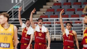 Jugadores de la selección española celebran un triple en el partido contra Ucrania.