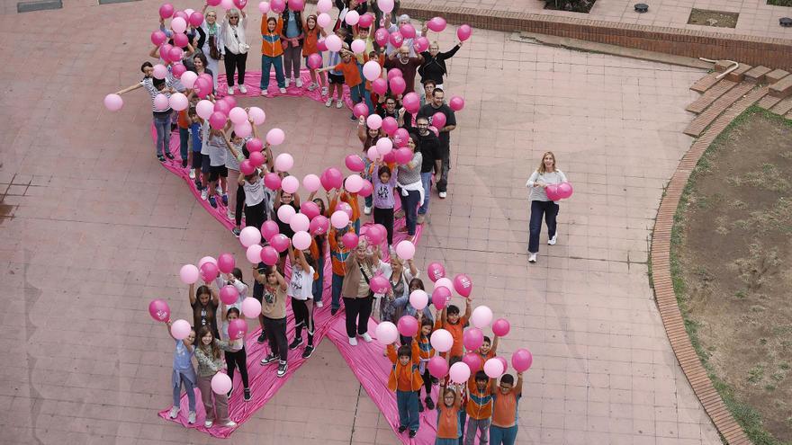 Les imatges del llaç humà amb la participació d'alumnes del Col·legi Verd