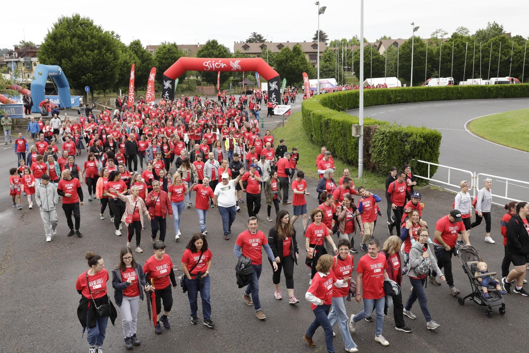 Así fue la marcha solidaria de Cruz Roja en Gijón (en imágenes)