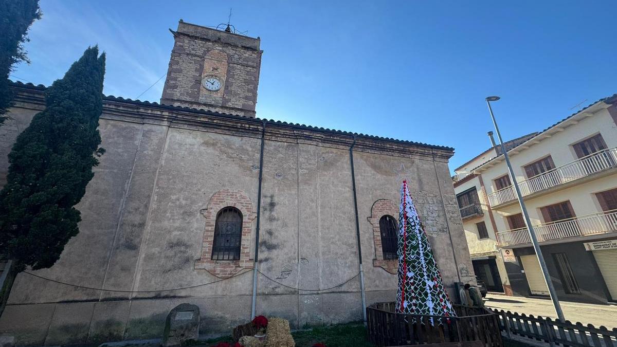 L'arbre elaborat amb peces de ganxet s'ha instal·lat a la plaça Major