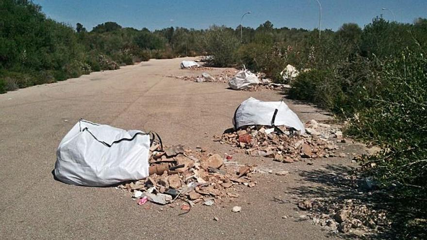 Imagen de archivo de residuos abandonados en Son Gual.  | EMAYA