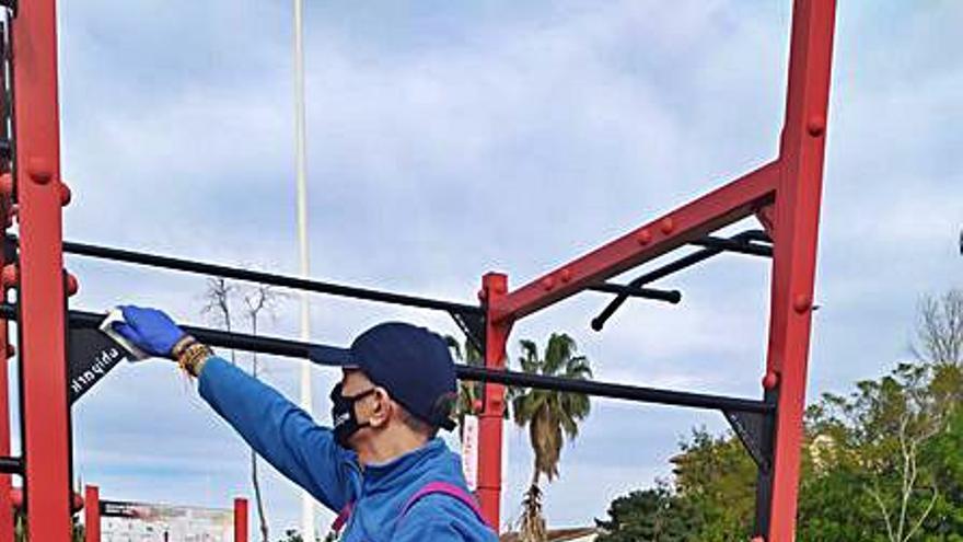 Un operari neteja un aparell. | LEVANTE-EMV