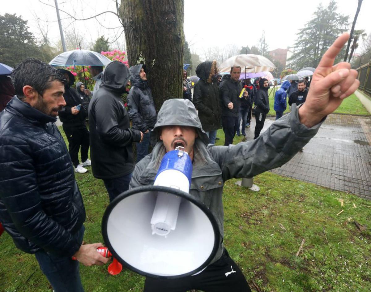 Uno de los manifestantes, con un megáfono. |   //  XOÁN ÁLVAREZ