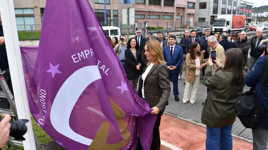 Izado simbólico de la bandera de Agrela en la rotonda Eduardo Diz. | Iago López