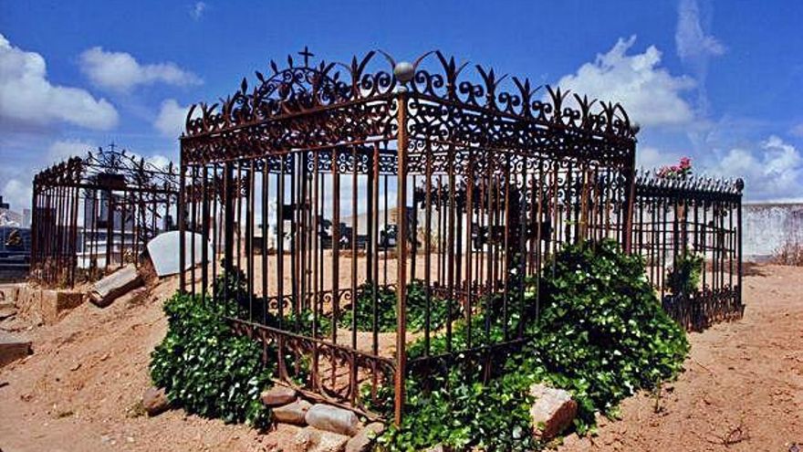 Arriba, ruinas de palomar y plano de nuestra ruta. De izquierda a derecha, panteones de forja, paisaje, vista parcial y cerro arbolado.