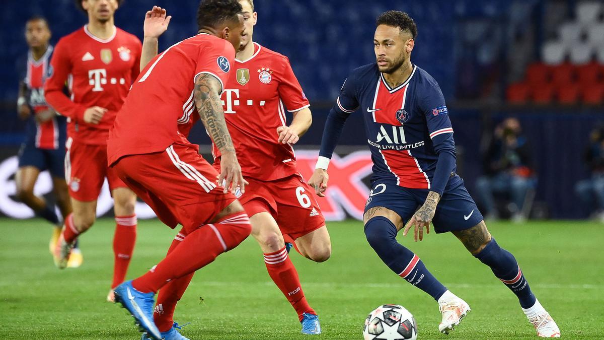 Neymar encara a Alaba, en presencia de Kimmich, en el PSG-Bayern de cuartos de final.