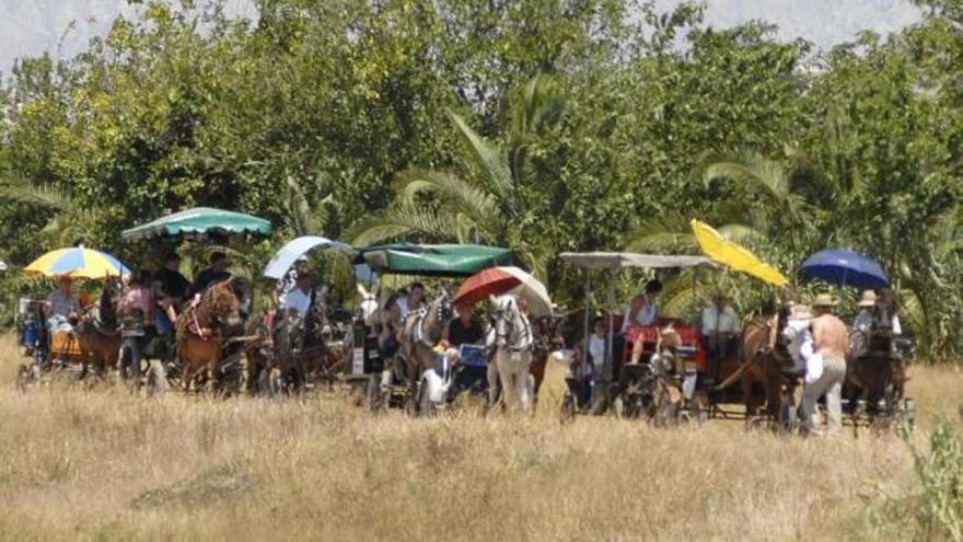 La carretas circularon por los sotos que hay a ambos lados del río.