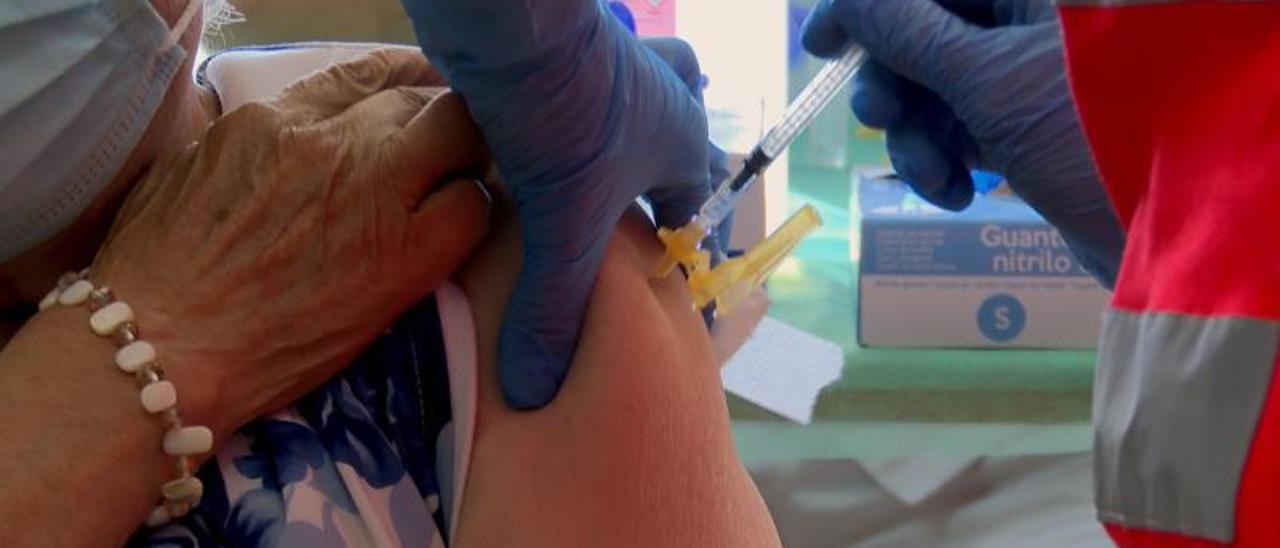 Una mujer recibe una dosis de la vacuna del COVID en un centro de salud.