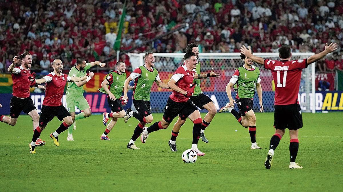 Los jugadores de Georgia corren eufóricos con el pitido final tras el duelo con Portugal.