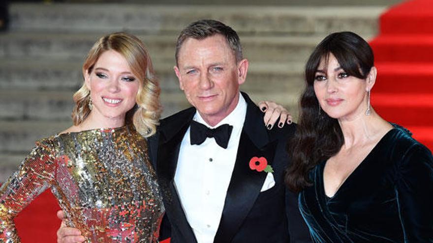 Monica Bellucci y Léa Seydoux con Daniel Craig.