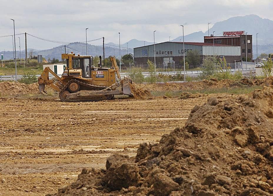 El movimiento de tierras en la parcela del aparcamiento.